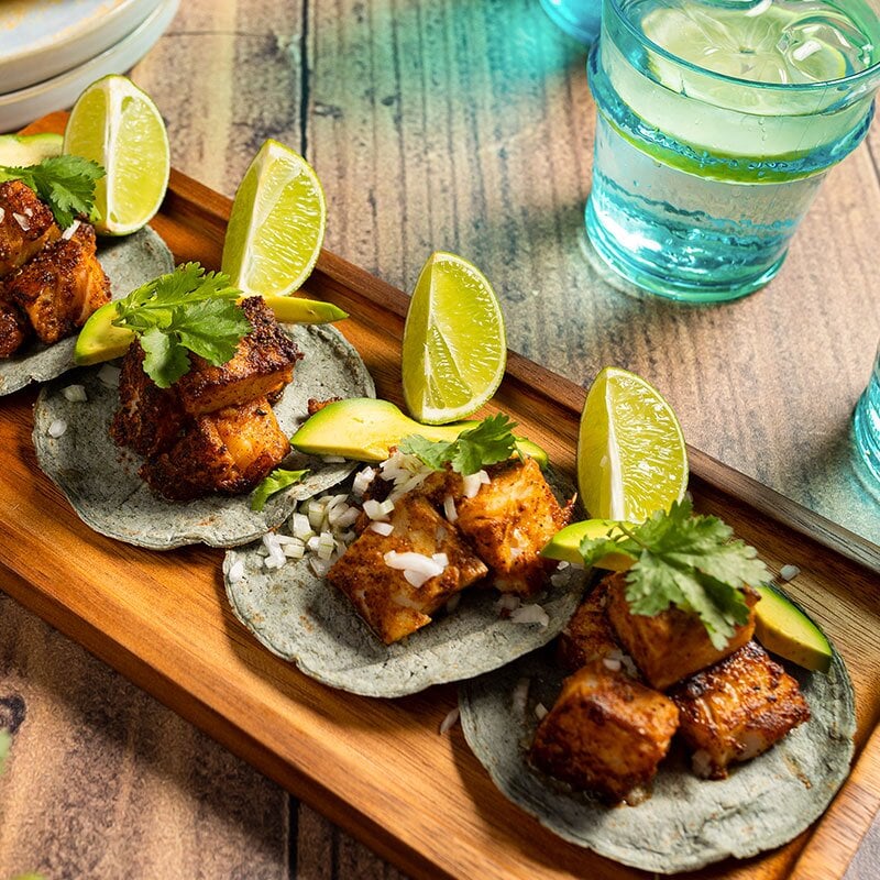 Tacos de bacalao noruego desalado marinados con aguacate y cilantro