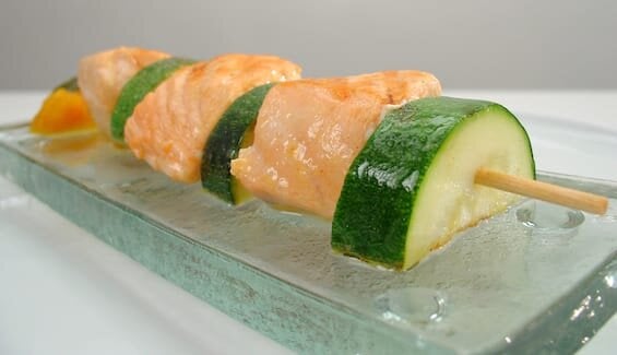 Brochetas de Salmón Noruego fresco con chutney de mango