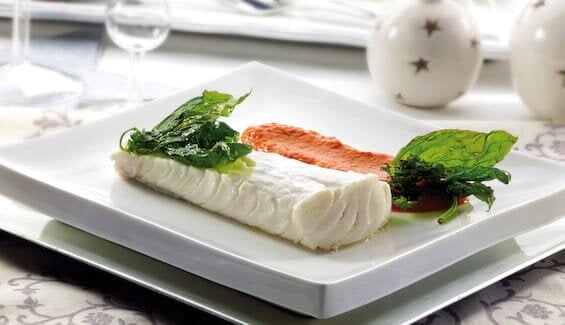 Bacalao Noruego fresco con salsa de pimientos y albahaca