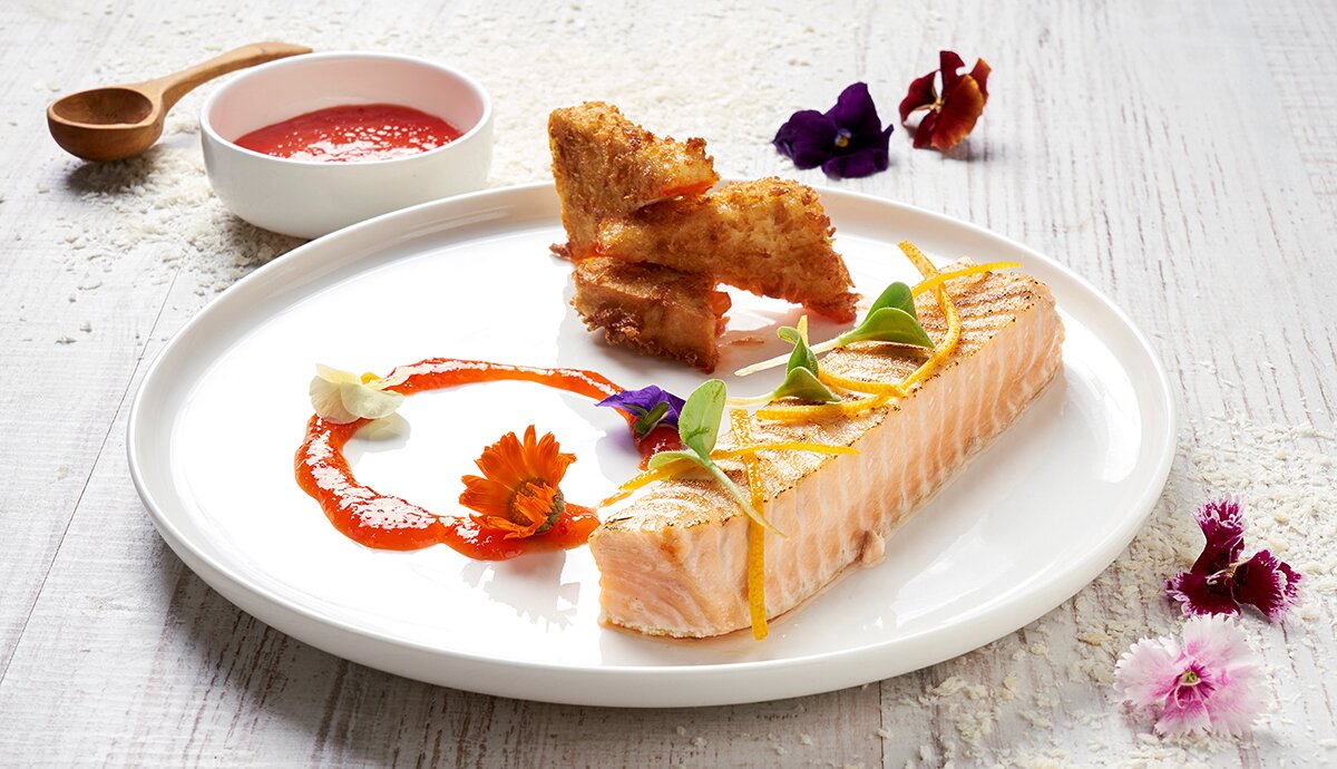 Salmón Noruego fresco al horno con tofu frito y salsa agridulce