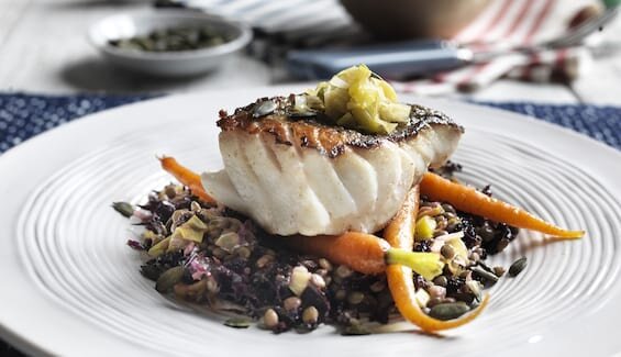 Skrei con puerro, lentejas pardinas, col rizada y semillas de calabaza