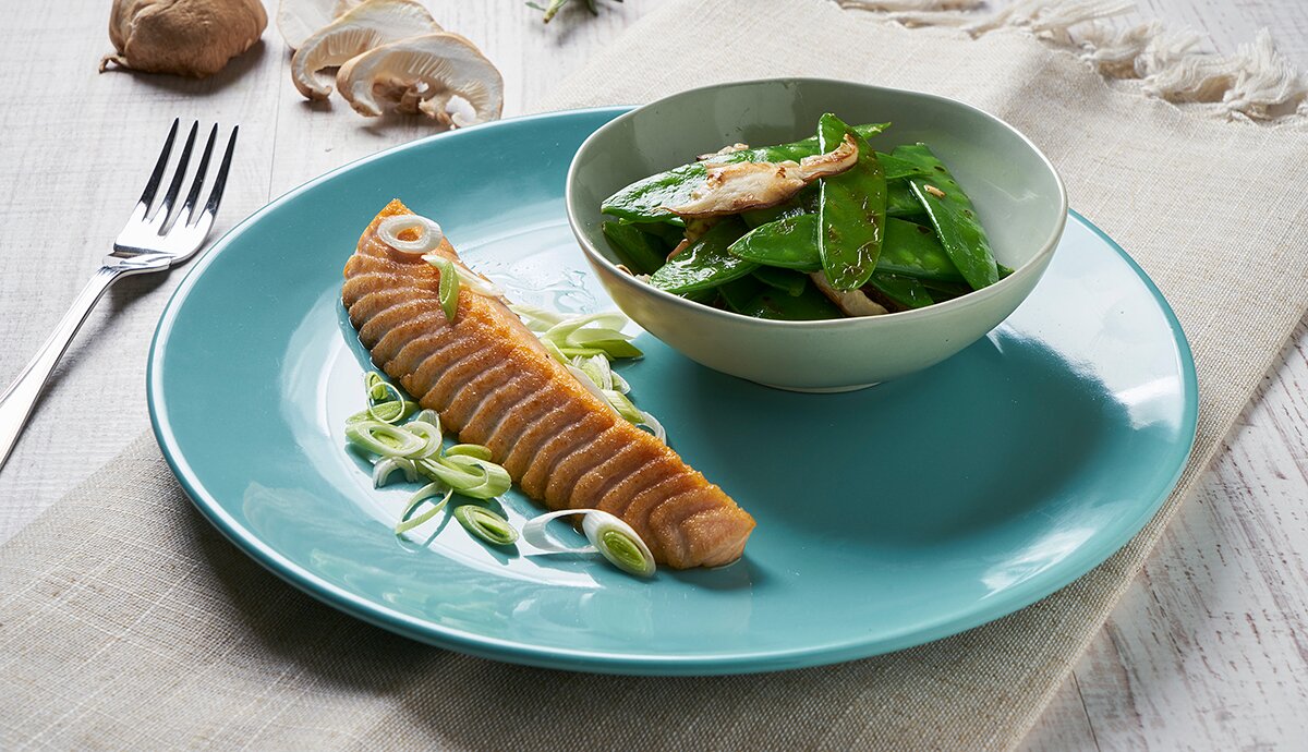 Salmón Noruego fresco confitado en aceite de romero con tirabeques y setas shitake