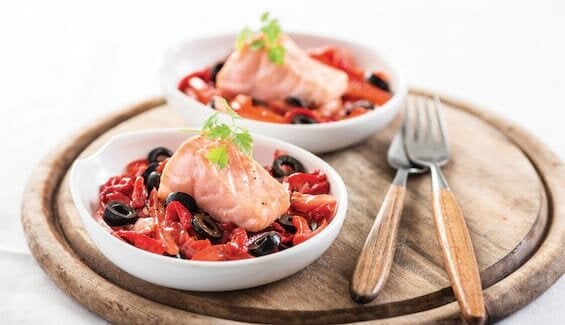 Tapa de Salmon Noruego fresco sobre ensalada de pimiento rojo
