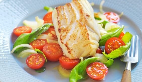 Bacalao Noruego fresco con ensalada de tomate