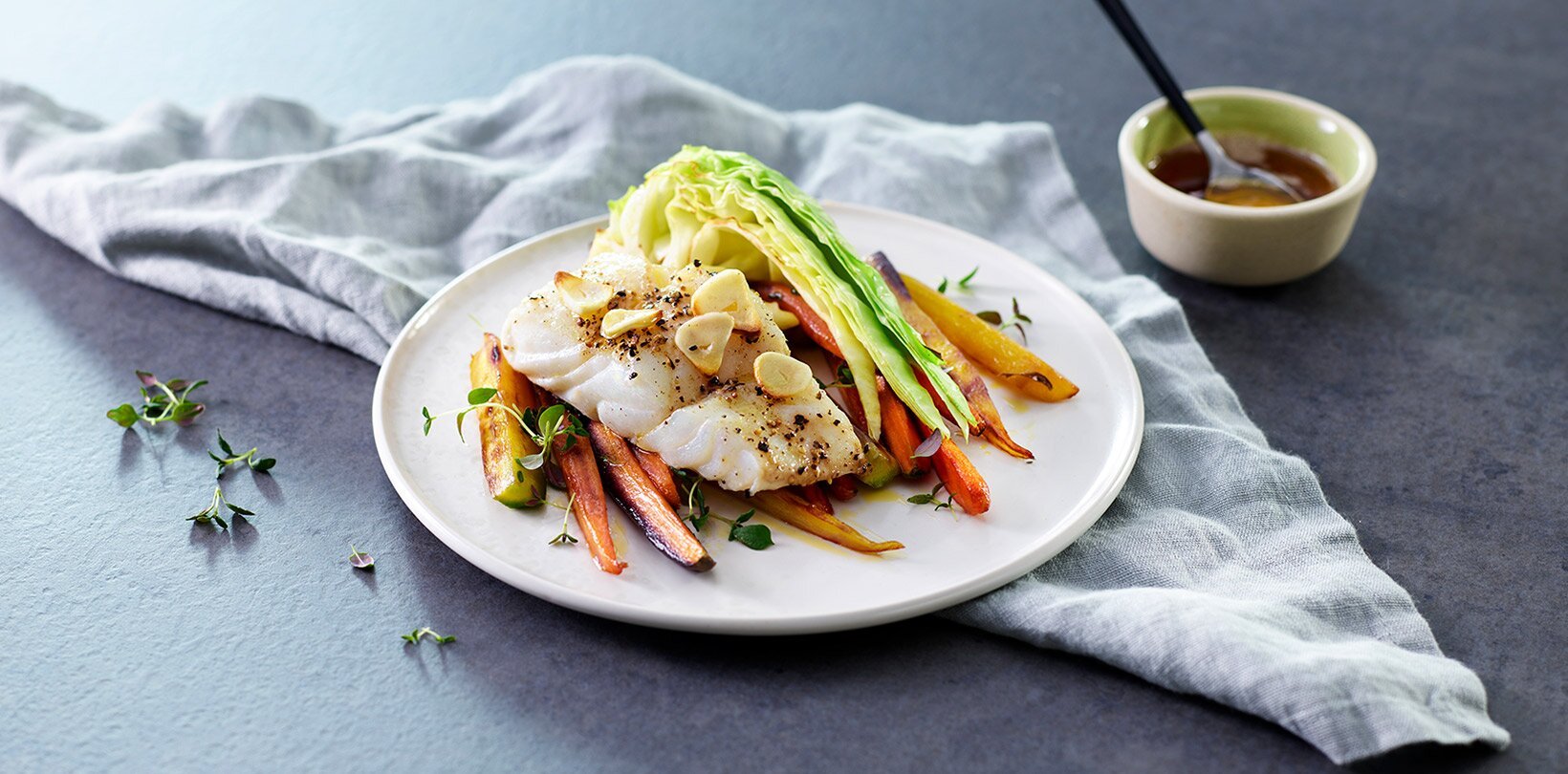 Skrei al horno con salsa de mantequilla y col picuda