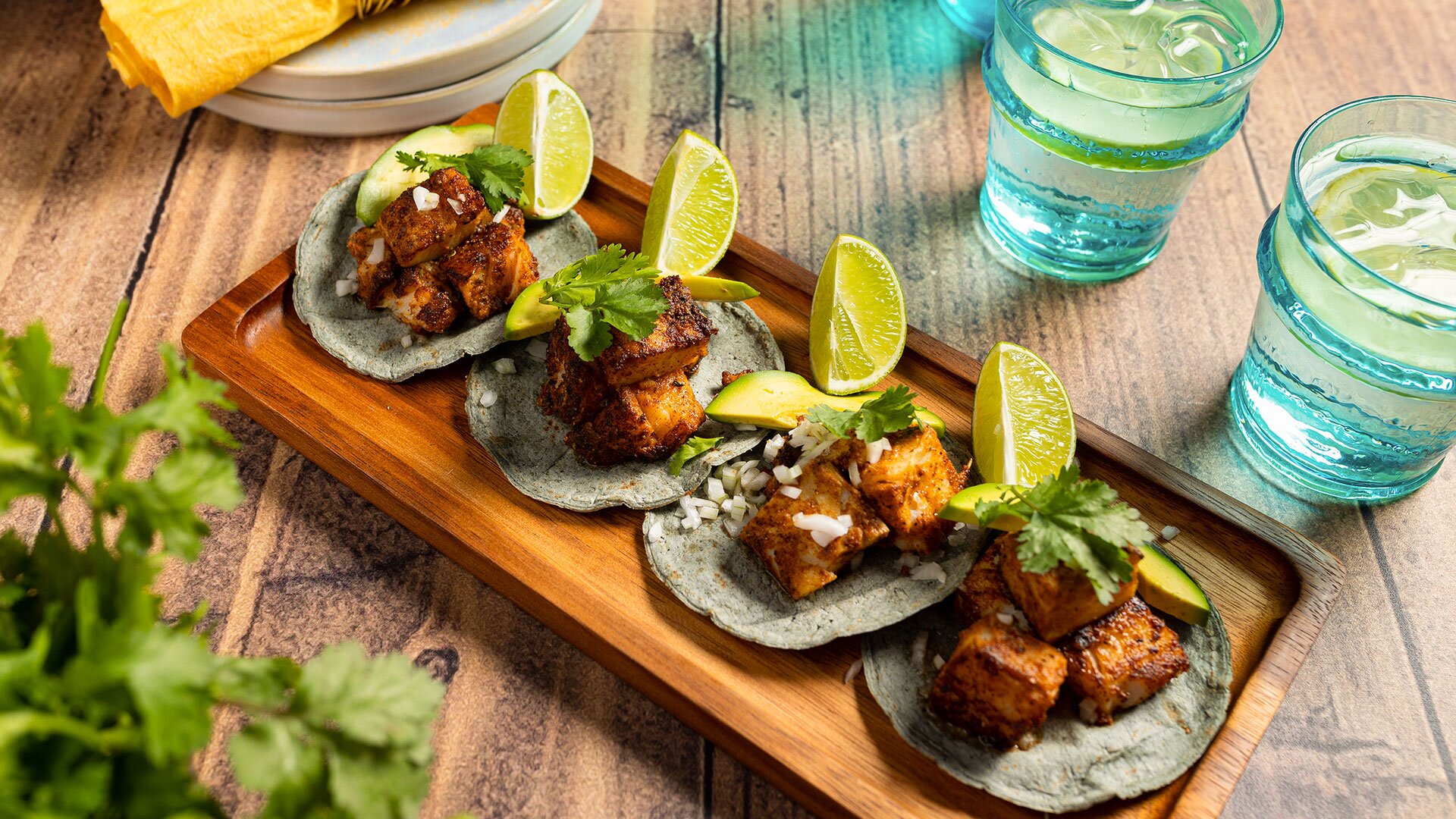 Tacos de bacalao noruego desalado marinados con aguacate y cilantro