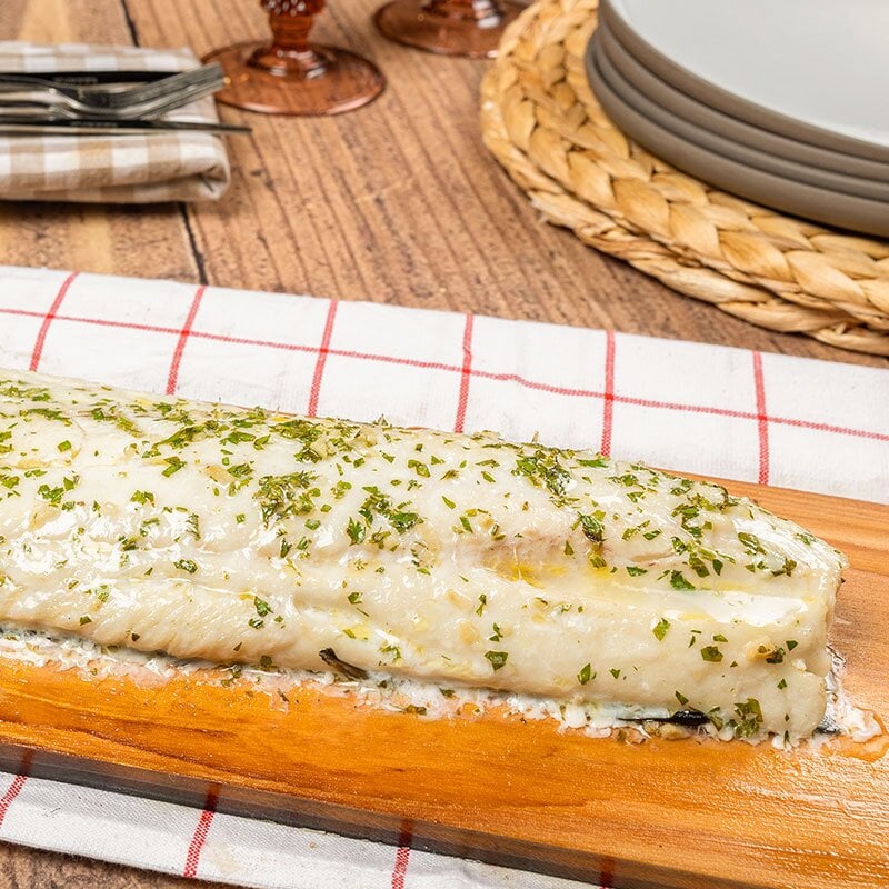Bacalao fresco noruego en tabla de cedro