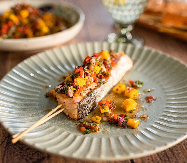 Espetos de salmón noruego