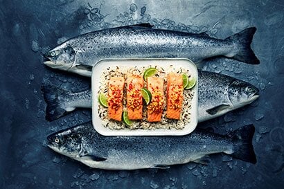 Salmón noruego con salsa tamari, chiles y jengibre