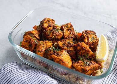 Dados salteados de salmón noruego fresco