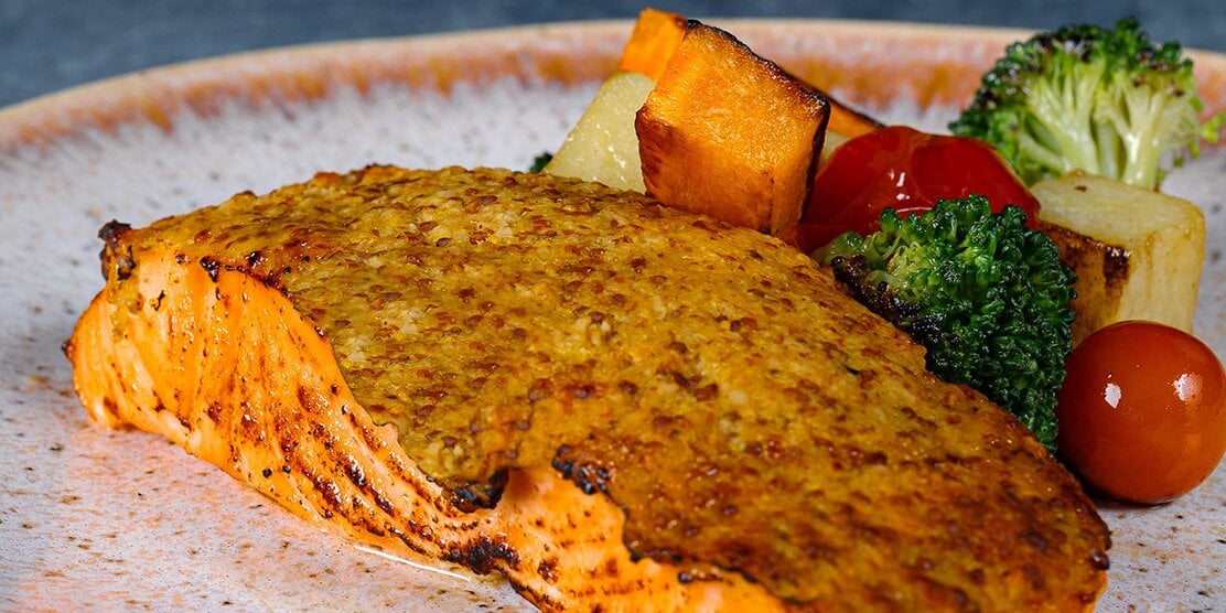 Salmón noruego al horno en costra de mostaza y mango
