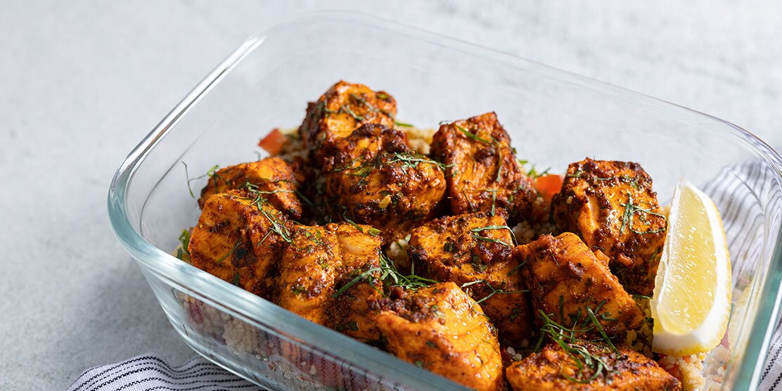 Dados salteados de salmón noruego fresco