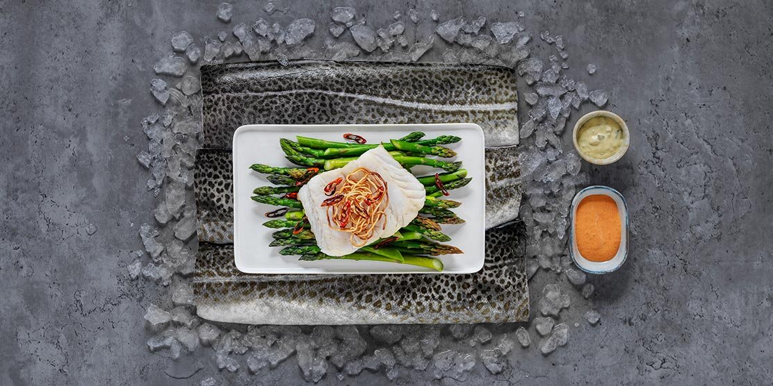 Skrei en cama de espárragos trigueros by Hung Fai