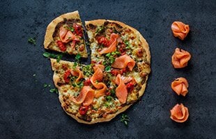 Pizza con pesto, mozzarella y salmón ahumado noruego