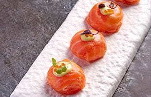 Bombones de salmón ahumado de Noruega rellenos de queso cottage y mahonesa de eneldo