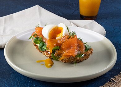 Tostada multicereales de salmón noruego ahumado y huevo