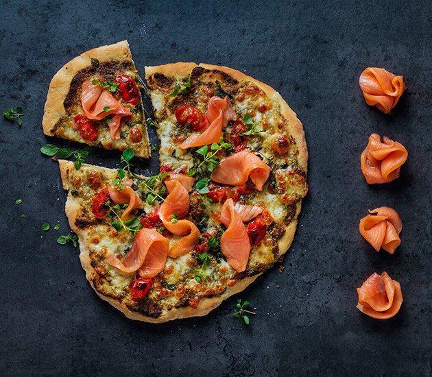 Pizza con pesto, mozzarella y salmón ahumado noruego