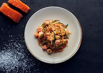 Ensalada de pasta con salmón noruego y verduras