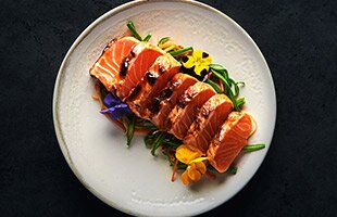 Tataki de salmón noruego con fideos de judías verdes