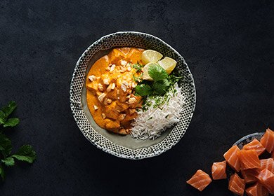Salmón noruego tikka masala con arroz basmati