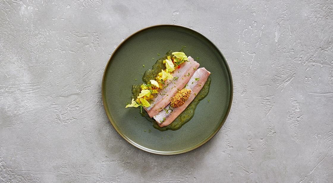 plato con arenque noruego