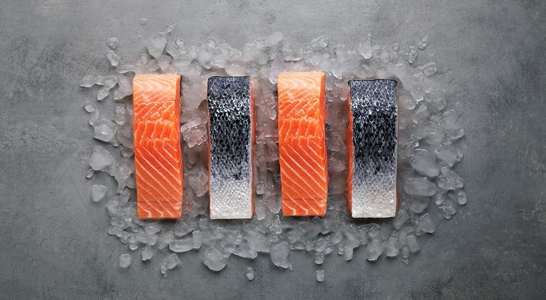 Filetes de salmón noruego sobre hielo