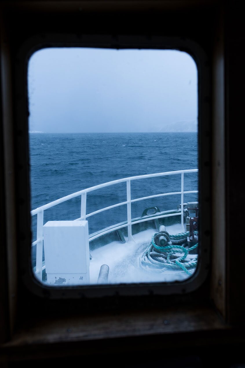 Mirando al mar a través de una ventana