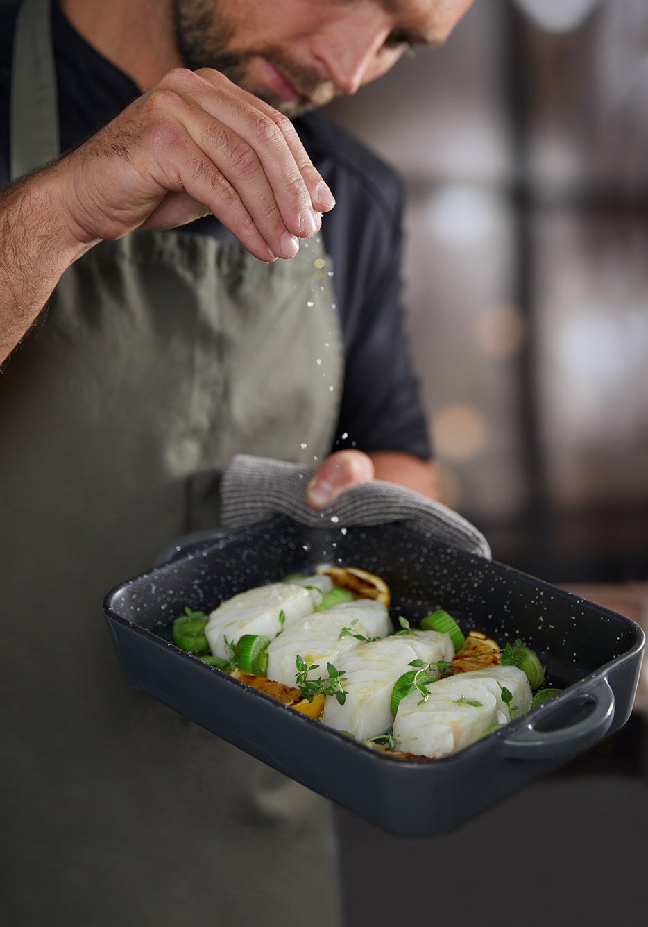 Un chef preparando skrei para hornearlo